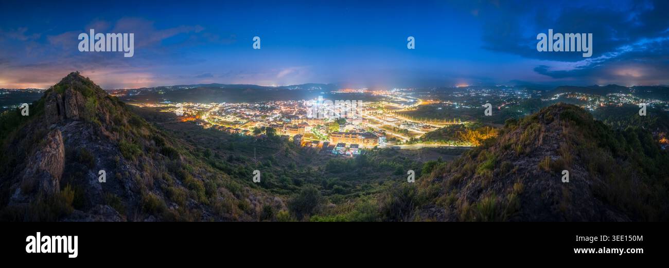 Nachtkulisse von Montserrat Village mit wunderschönen Lichtern und Stadtlicht Stockfoto
