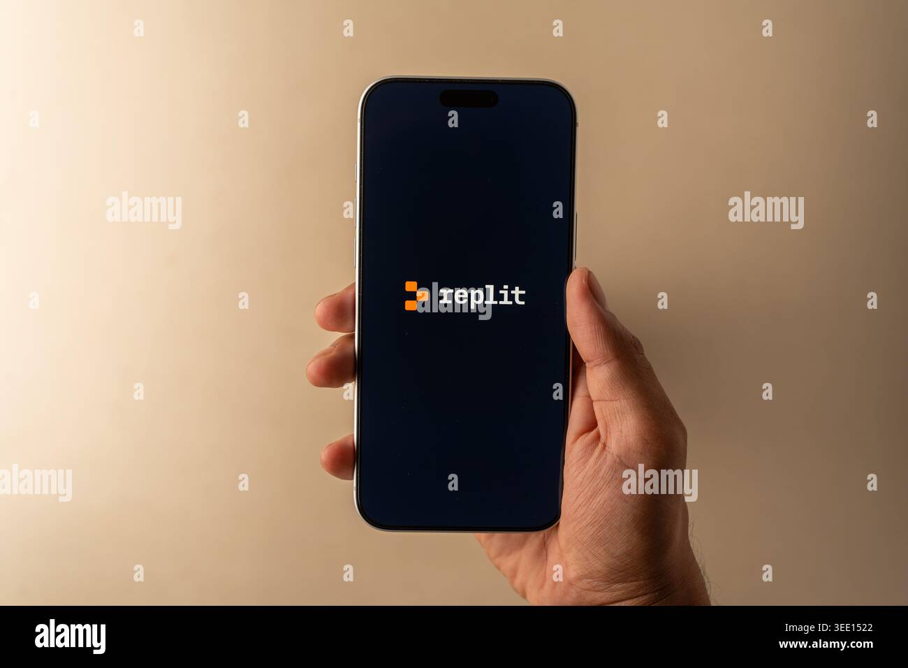 Das Replit AI-Logo wird am 11. Mai 2026 in Bangalore, Indien, auf dem Bildschirm eines Smartphones angezeigt Stockfoto