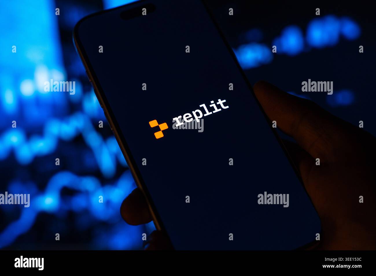 Das Replit AI-Logo wird am 11. Mai 2026 in Bangalore, Indien, auf dem Bildschirm eines Smartphones angezeigt Stockfoto