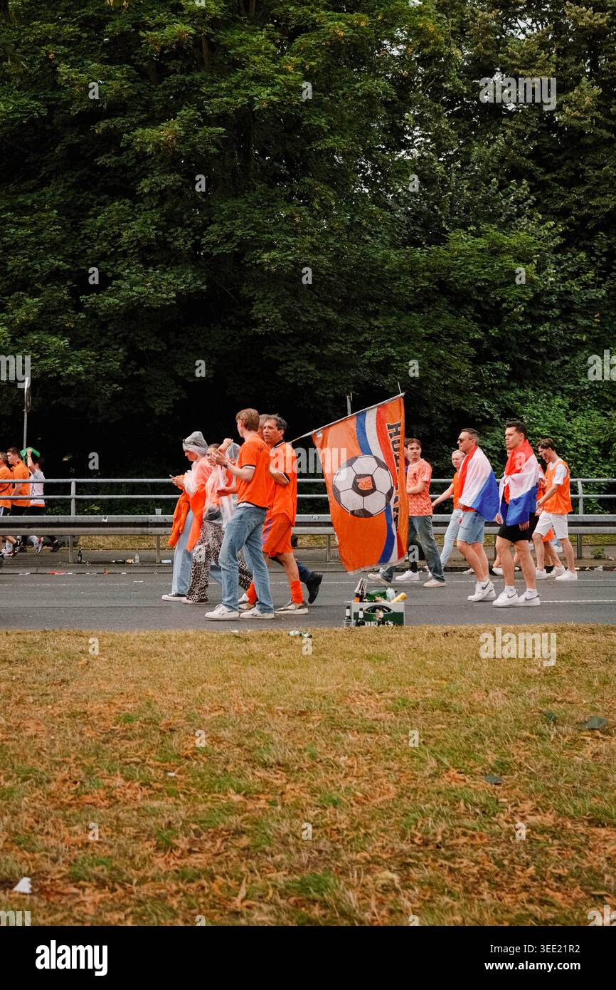Die Fans der Niederlande in Orange laufen mit niederländischen Fahnen und einer orangen Fußballfahne auf dem fanmarsch in Dortmund vor der UE entlang Stockfoto