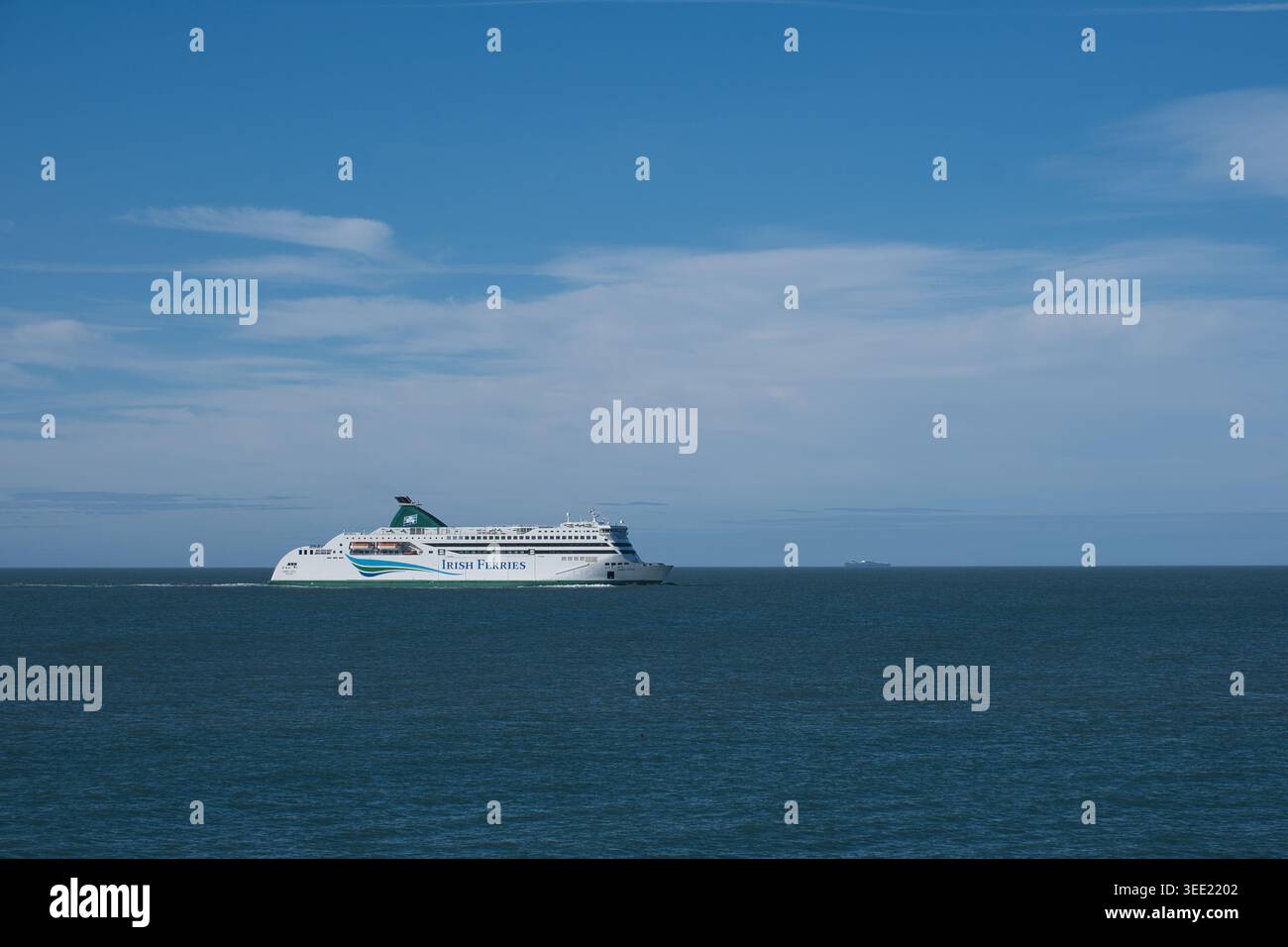 Irish Ferry Boot segelt Anfang Frühling in den Hafen von Holyhead von Dublin Stockfoto