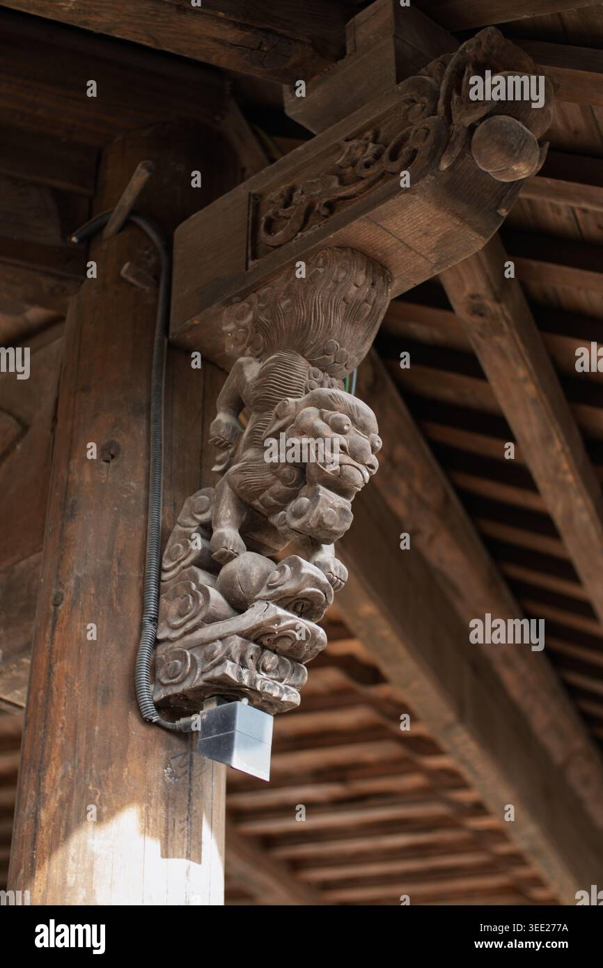Kunstvolle traditionelle chinesische Holzschnitzerei auf einer Tempelsäule Stockfoto