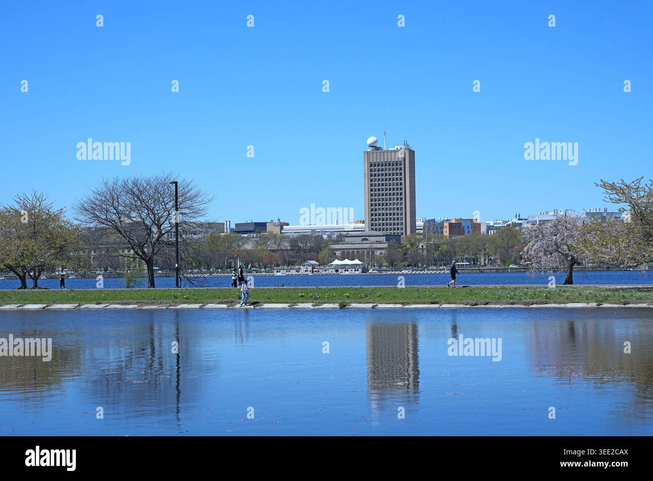Boston, Wanderweg entlang der Charles River Esplanade, mit Massachusetts Institute of Technology auf der Cambridge Seite über den Fluss Stockfoto