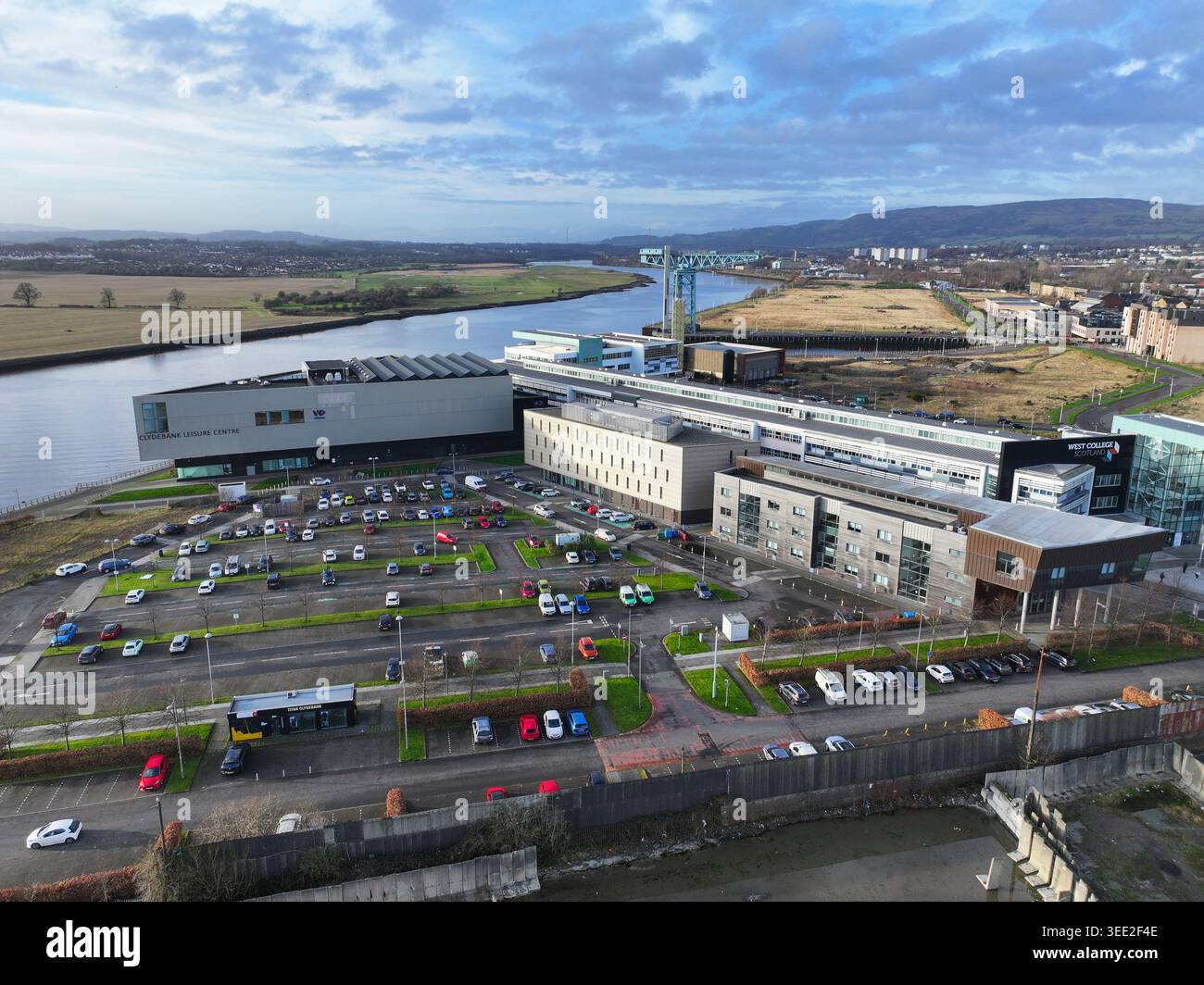 Luftaufnahme des West College Scotland - Clydebank Campus und Clydebank Leisure Centre Stockfoto