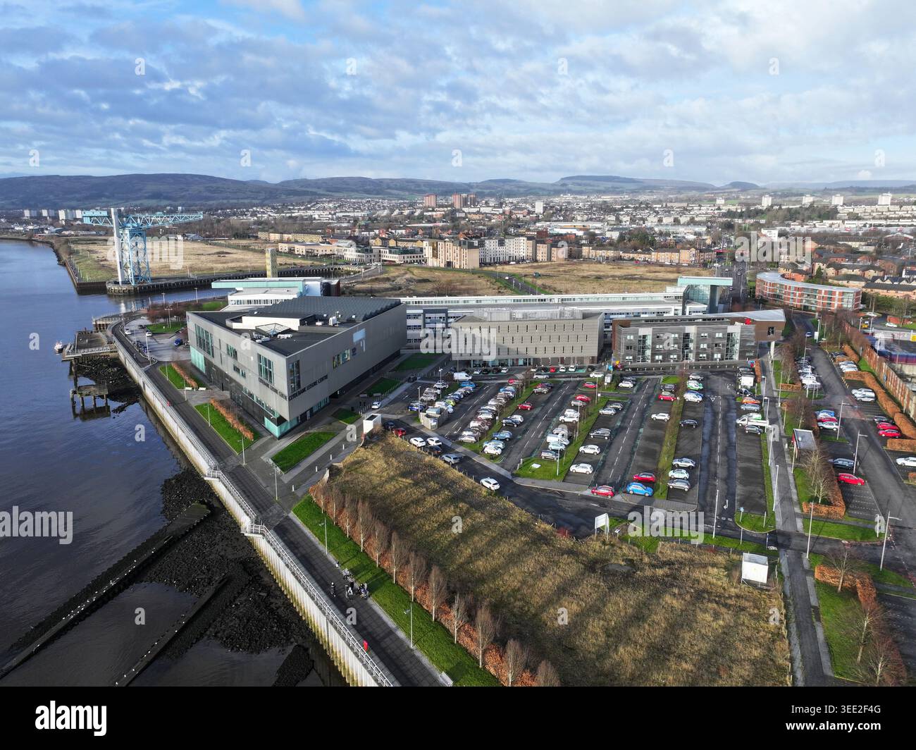 Luftaufnahme des West College Scotland - Clydebank Campus und Clydebank Leisure Centre Stockfoto