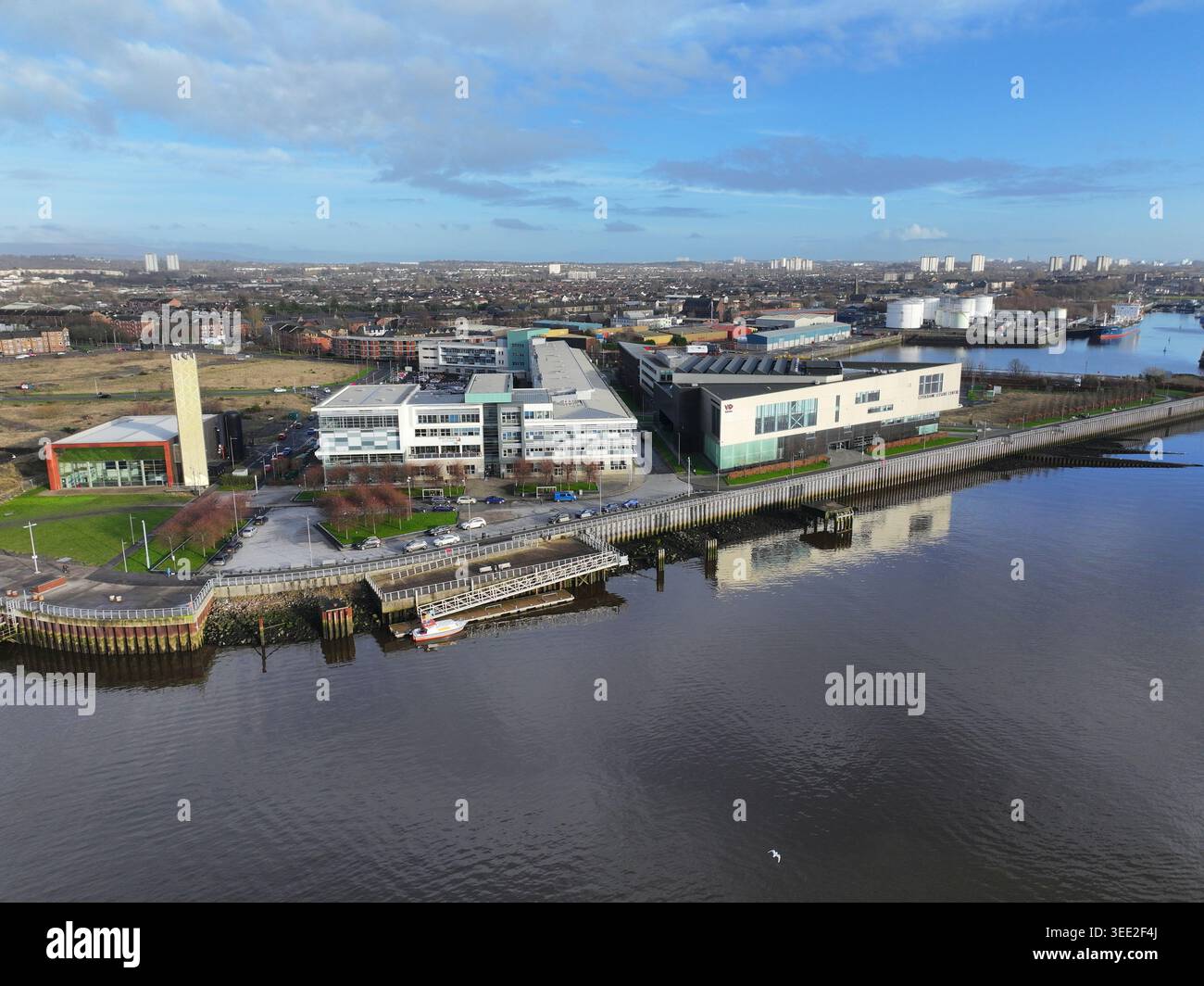 Luftaufnahme des West College Scotland - Clydebank Campus und Clydebank Leisure Centre Stockfoto