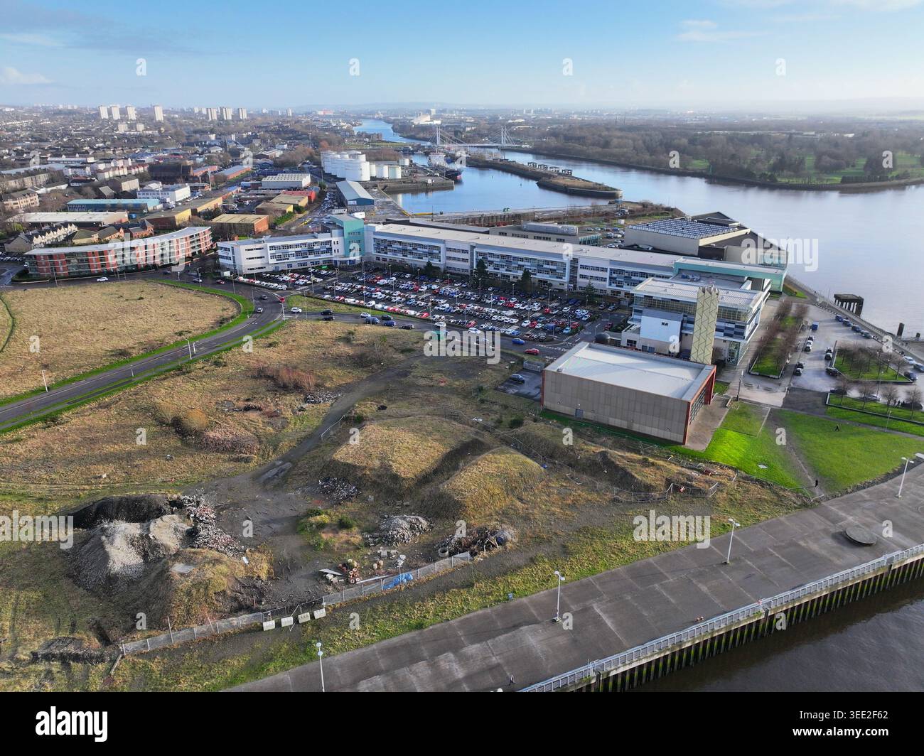 Luftaufnahme des West College Scotland - Clydebank Campus und Clydebank Leisure Centre Stockfoto