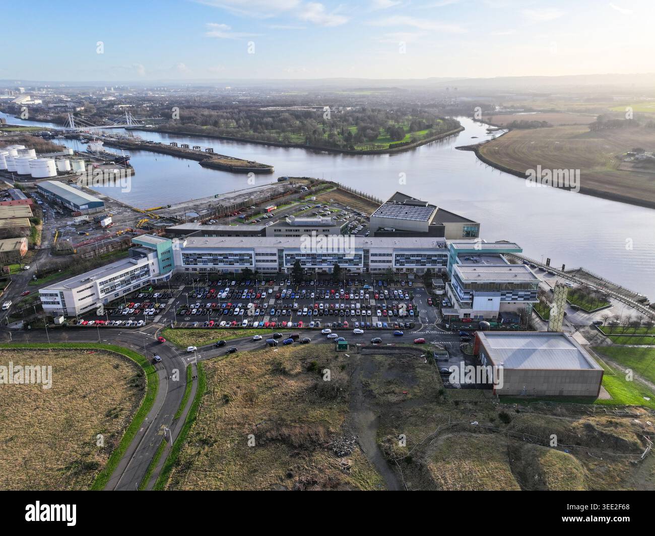 Luftaufnahme des West College Scotland - Clydebank Campus und Clydebank Leisure Centre Stockfoto