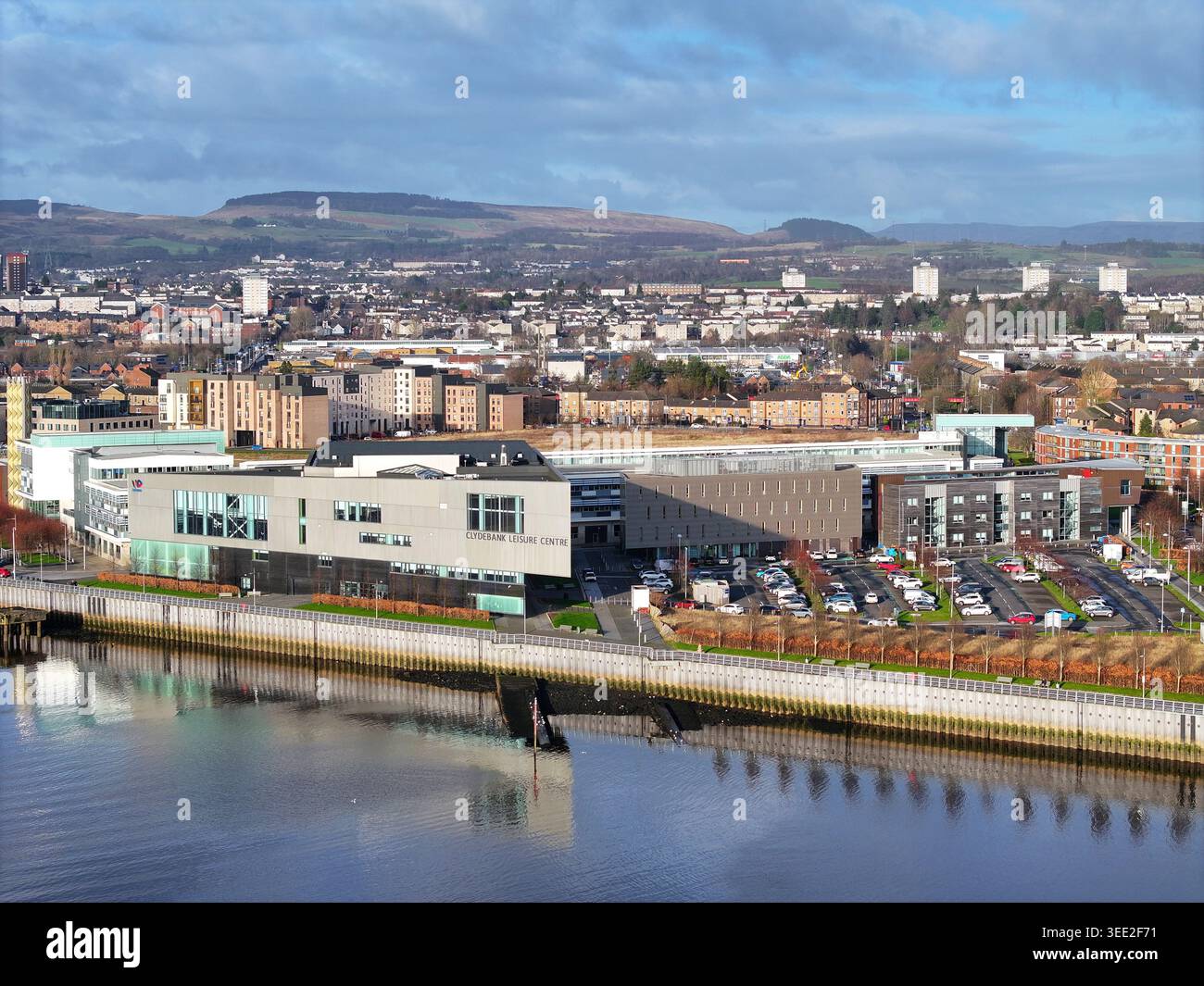 Luftaufnahme des West College Scotland - Clydebank Campus und Clydebank Leisure Centre Stockfoto