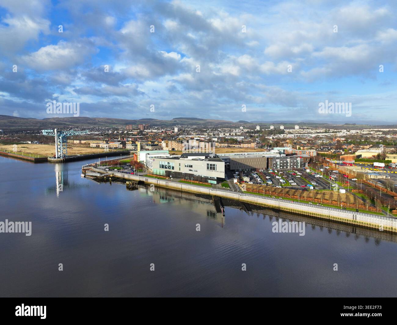 Luftaufnahme des West College Scotland - Clydebank Campus und Clydebank Leisure Centre Stockfoto