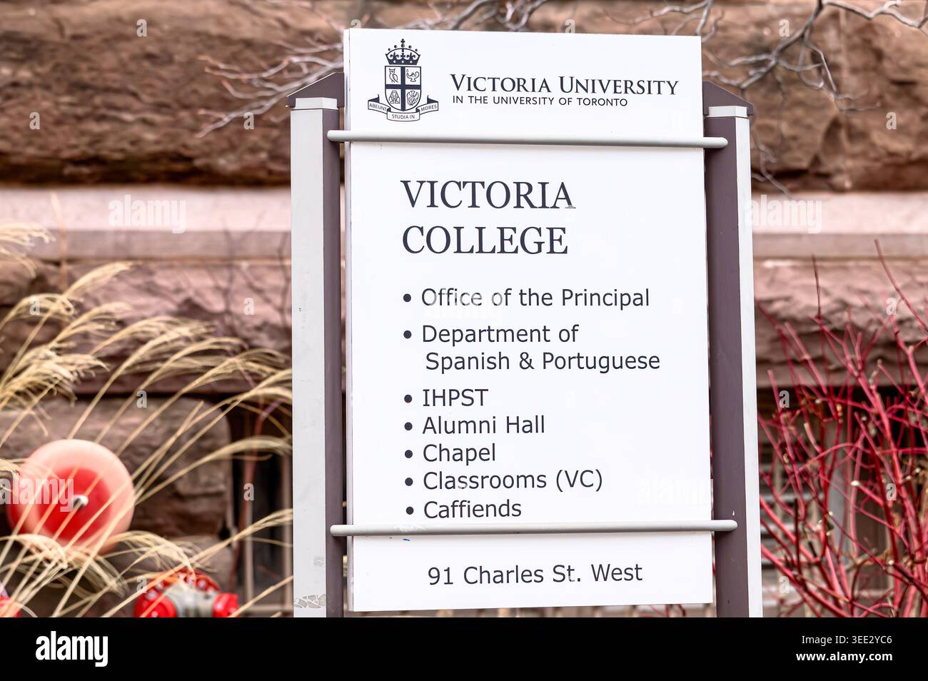 Das Schild am Victoria College zeigt Abteilungen und Einrichtungen, darunter Büro, Kapelle und Klassenzimmer, mit Adresse an der Charles Street West. Stockfoto