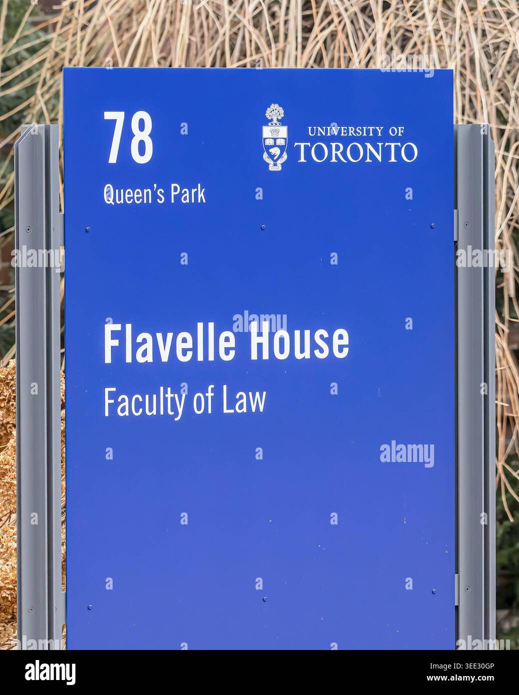 Flavelle House-Schild der University of Toronto, das den Standort der juristischen Fakultät auf dem Campus des Queen’s Park anzeigt. Stockfoto