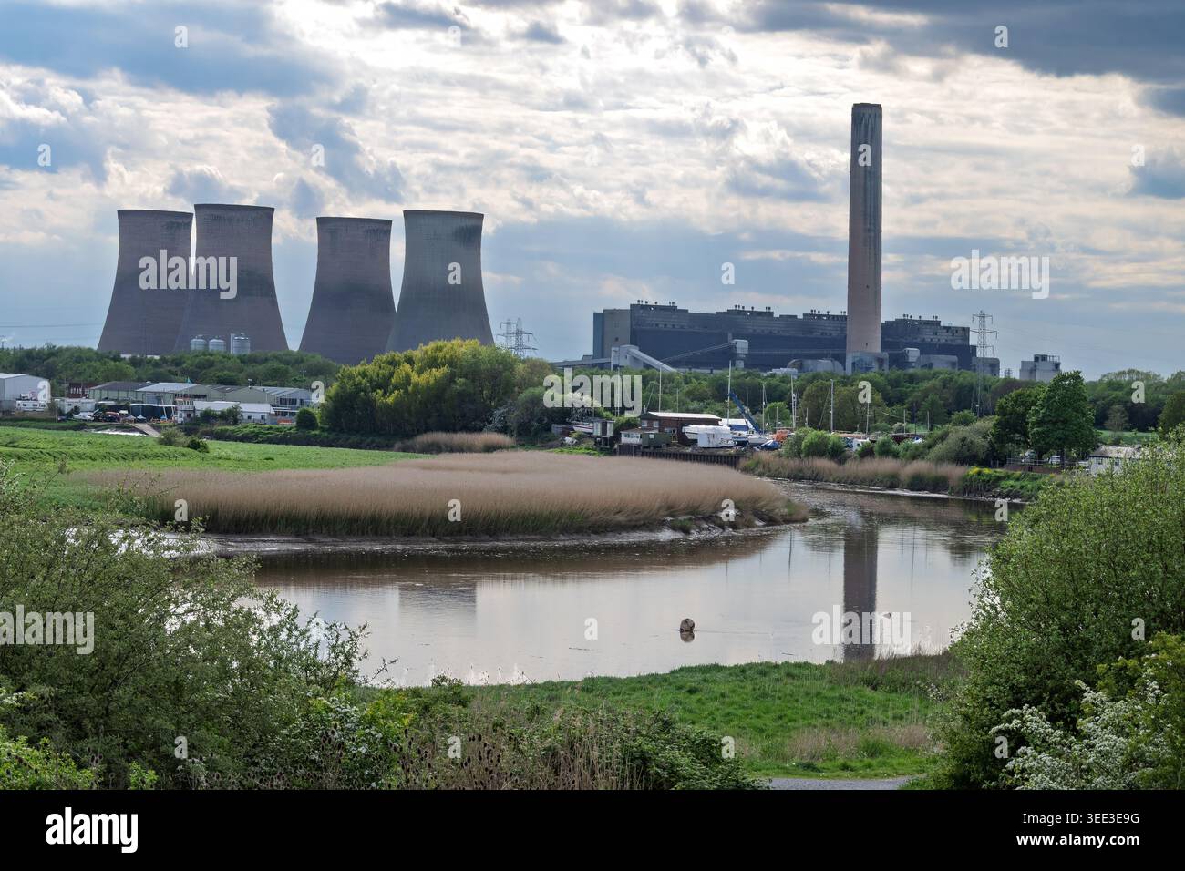 Am Ufer des Flusses Mersey erheben sich die Überreste des Kraftwerks Fiddlers Ferry mit Kühltürmen und einem hohen Kamin. Sie warten auf den Abriss, sie verstummen Stockfoto