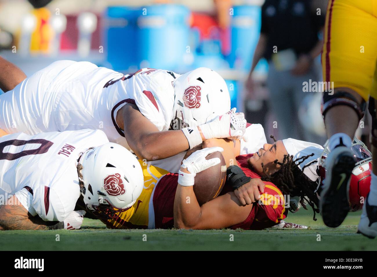 Los Angeles, Kalifornien USA, 30. August 2026 der USC Trojan Wide Receiver Makai Lemon (6) wird angegriffen und verliert seinen Helm während eines NCAA-Fußballspiels BE Stockfoto