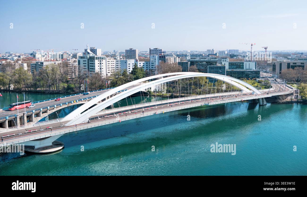 Lyon, Frankreich - 19. März 2026: Moderne architektonische Details der weißen Stahlbögen auf der Raymond Barre Bridge im Viertel Confluence Stockfoto