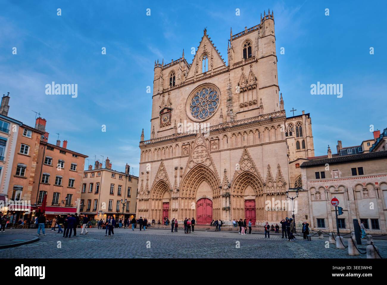 Lyon, Frankreich - 19. März 2026: Breiter Abendblick auf die Kathedrale Saint-Jean-Baptiste und die umliegende plaza im historischen Viertel Vieux Lyon Stockfoto