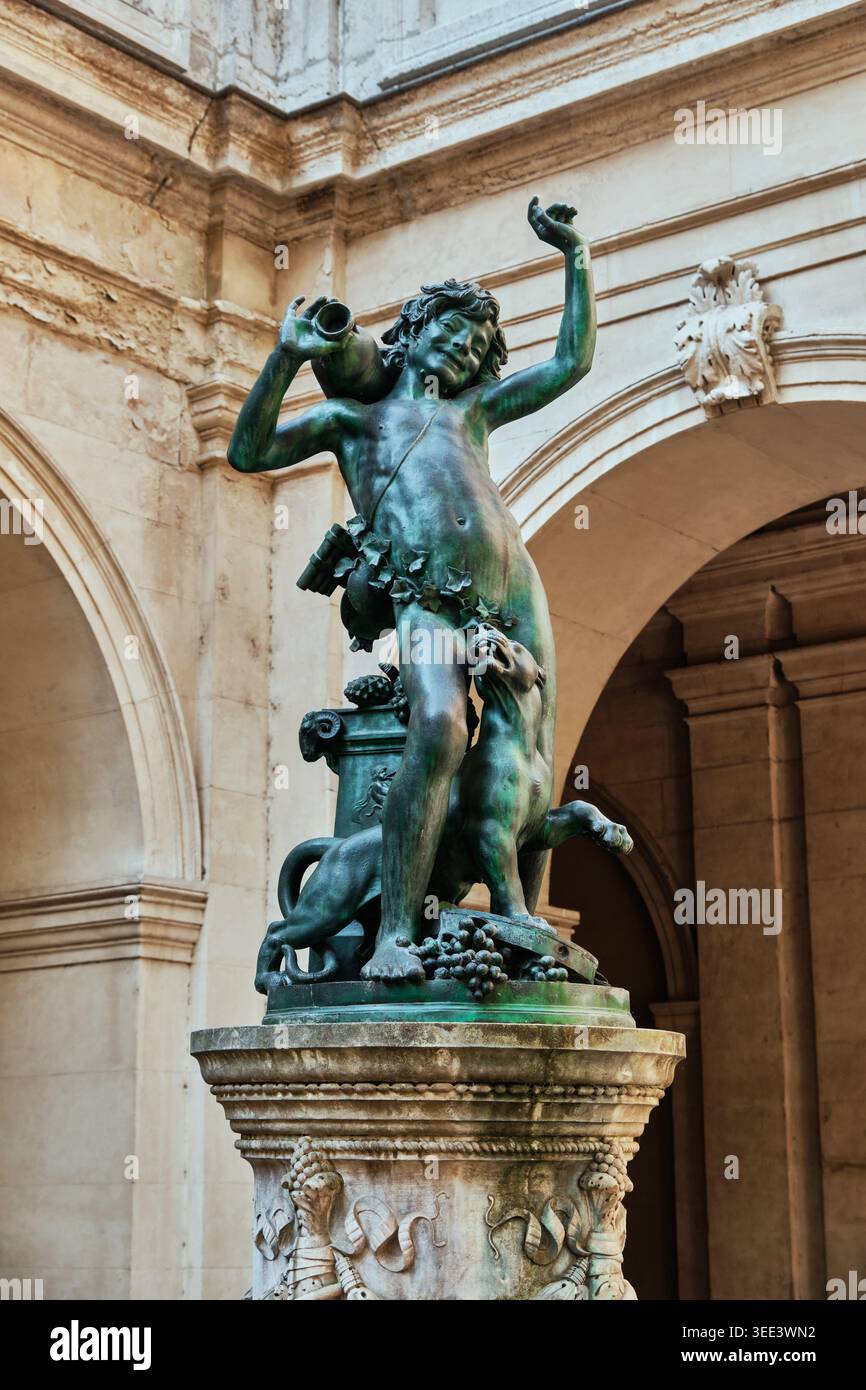 Lyon, Frankreich - 19. März 2026: Detail einer Bronzestatue im Innenhof des Musee des Beaux-Arts de Lyon gegen klassische Bogenarchitektur. Stockfoto