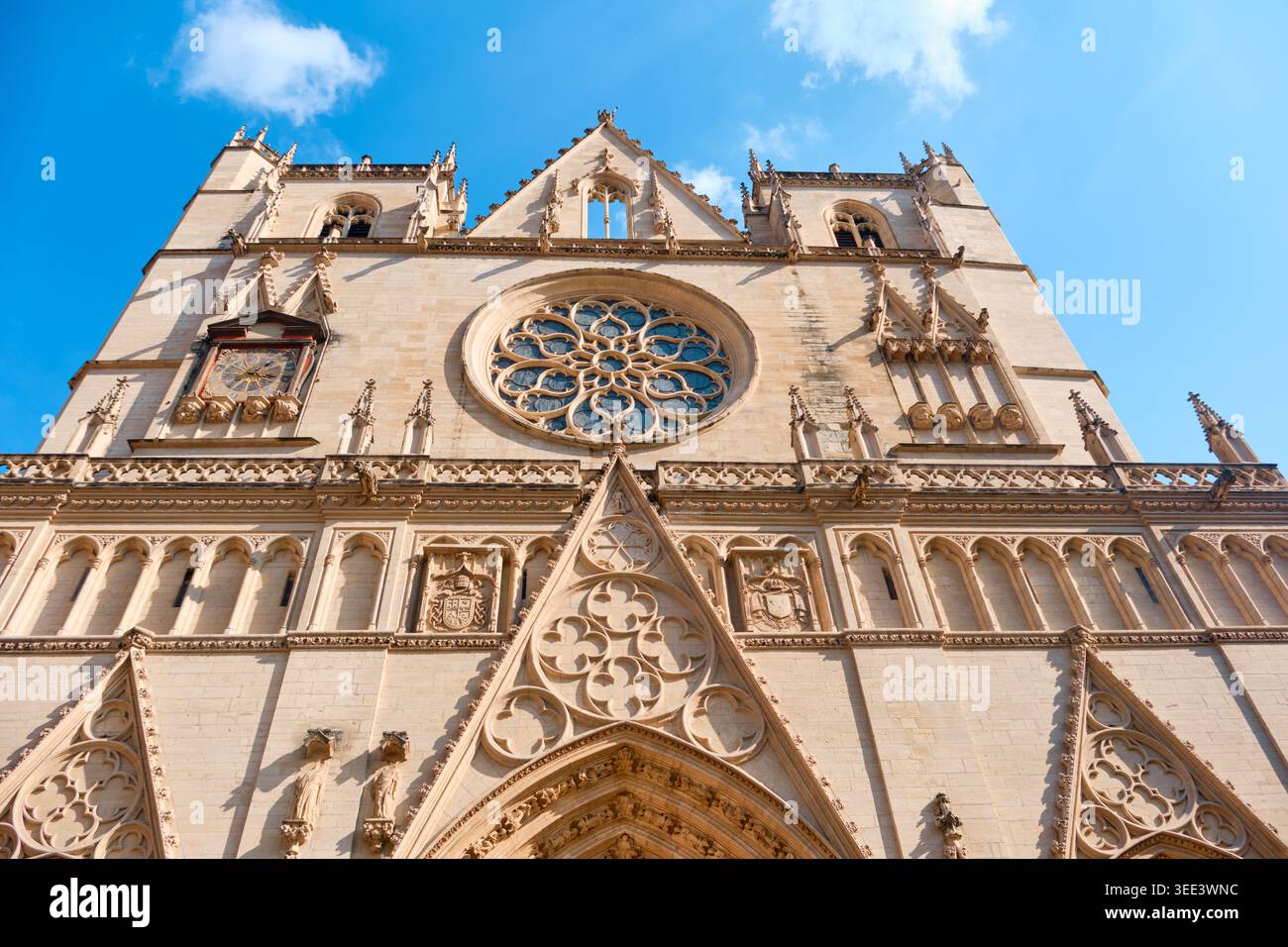 Lyon, Frankreich - 19. März 2026: Flacher Blick auf die gotische Fassade und das Rosenfenster der Kathedrale Saint-Jean-Baptiste in der Altstadt von Lyon Stockfoto