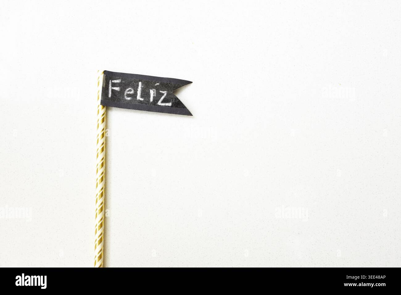 Schwarze Geburtstagsfahne mit dem Wort „Feliz“ in eleganter minimalistischer Komposition. Perfekt für Konzepte im Zusammenhang mit Geburtstagsfeiern Stockfoto