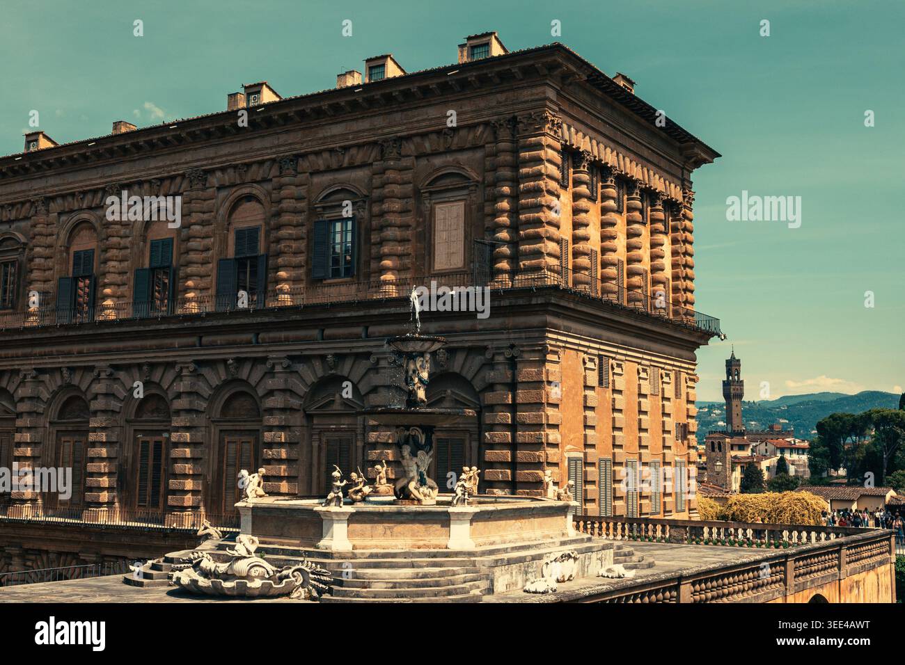 Blick auf die Fassade des Pitti-Palastes und den Neptunbrunnen in den Boboli-Gärten in Florenz, Italien. Die Renaissance-Architektur ist rustikal Stockfoto