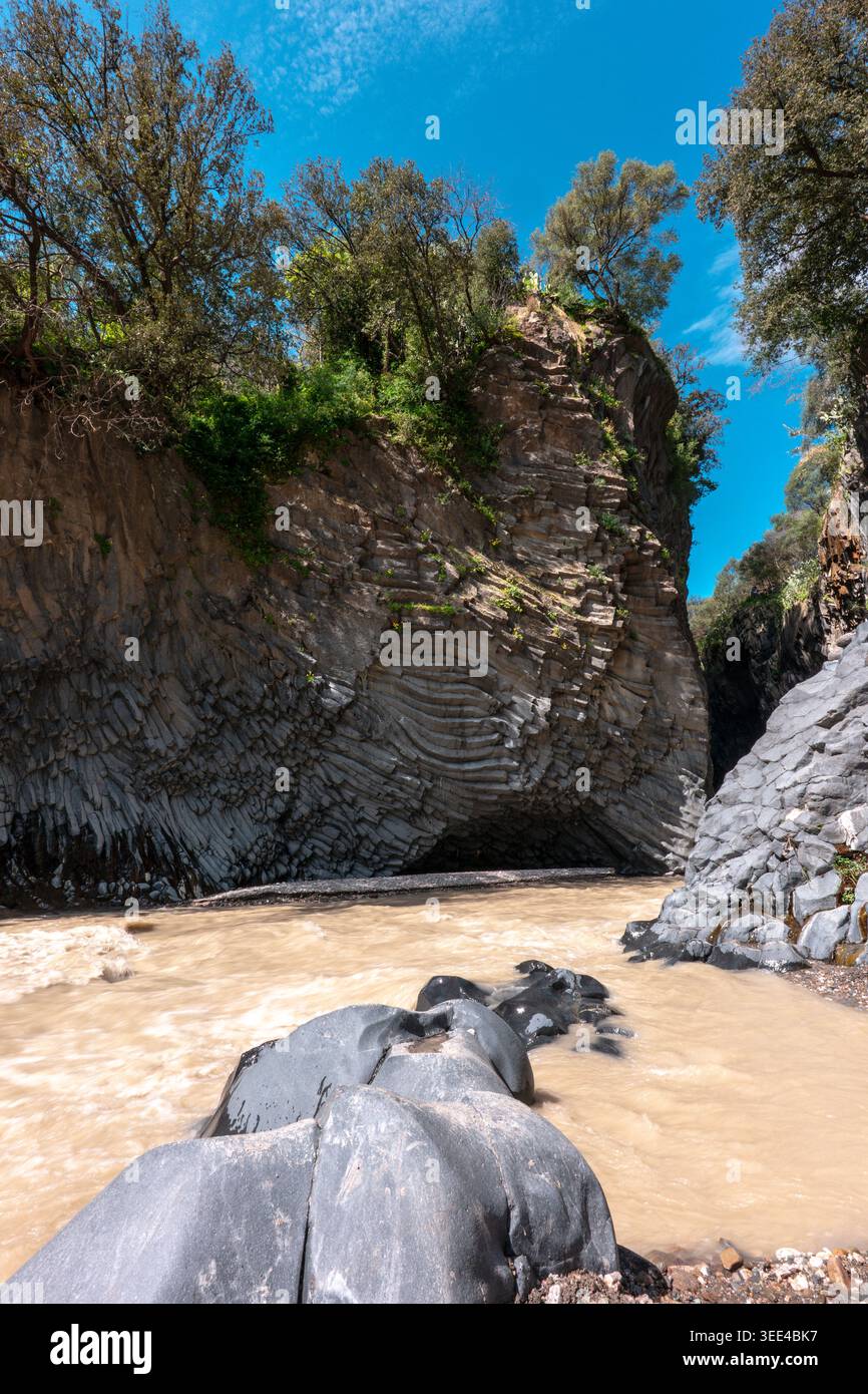 Aus nächster Nähe sehen Sie die Alcantara-Schlucht in Sizilien, Italien, mit den einzigartigen Säulen-Basaltformationen, die vom schlammigen Alcantara-Fluss geschnitzt wurden. Das vib Stockfoto