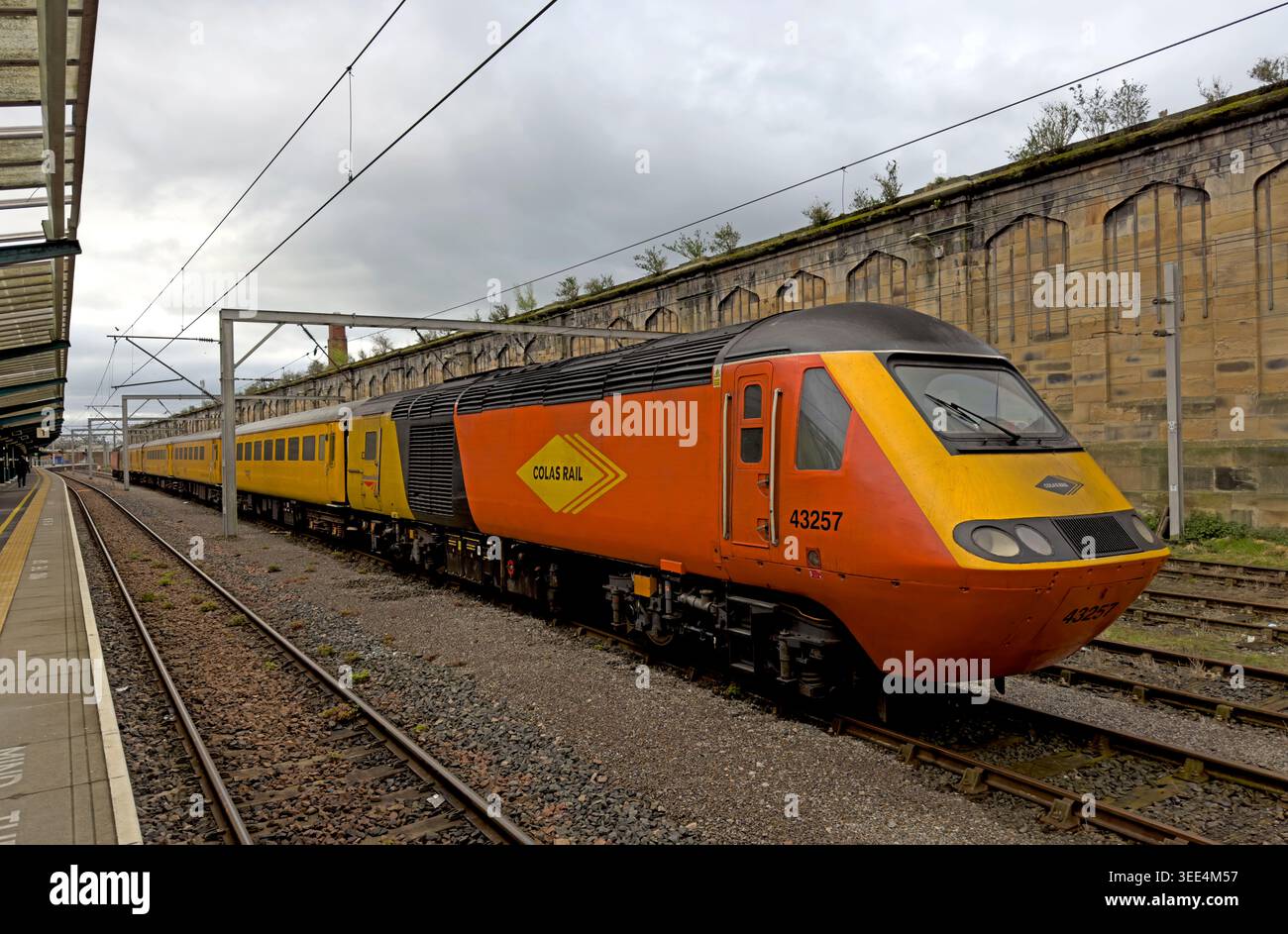 Colas Rail Class 43 HST-Triebfahrzeug 43257, an der Spitze des gelben Testmesszugs von Network Rails, England, UK. Stockfoto