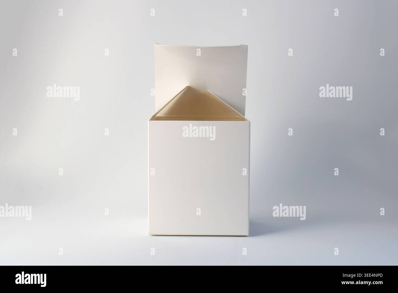 Öffnen Sie den Karton für die Produktverpackung Stockfoto
