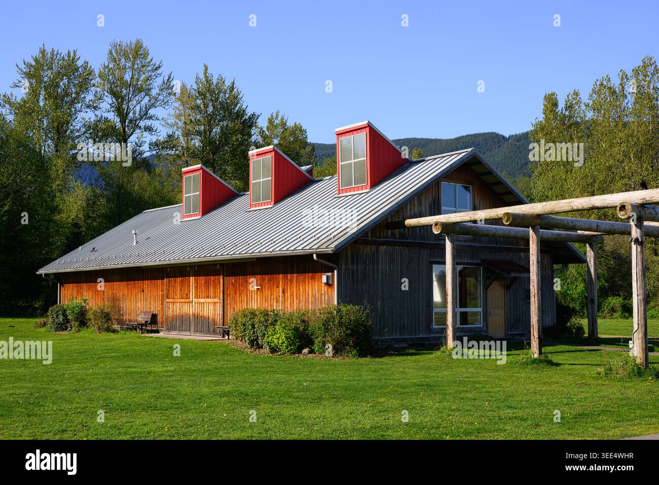 North Bend, WA, USA - 26. April 2026; das Meadowbrook Farm Interpretive Center mit drei hohen Fenstern an sonnigen Tagen Stockfoto