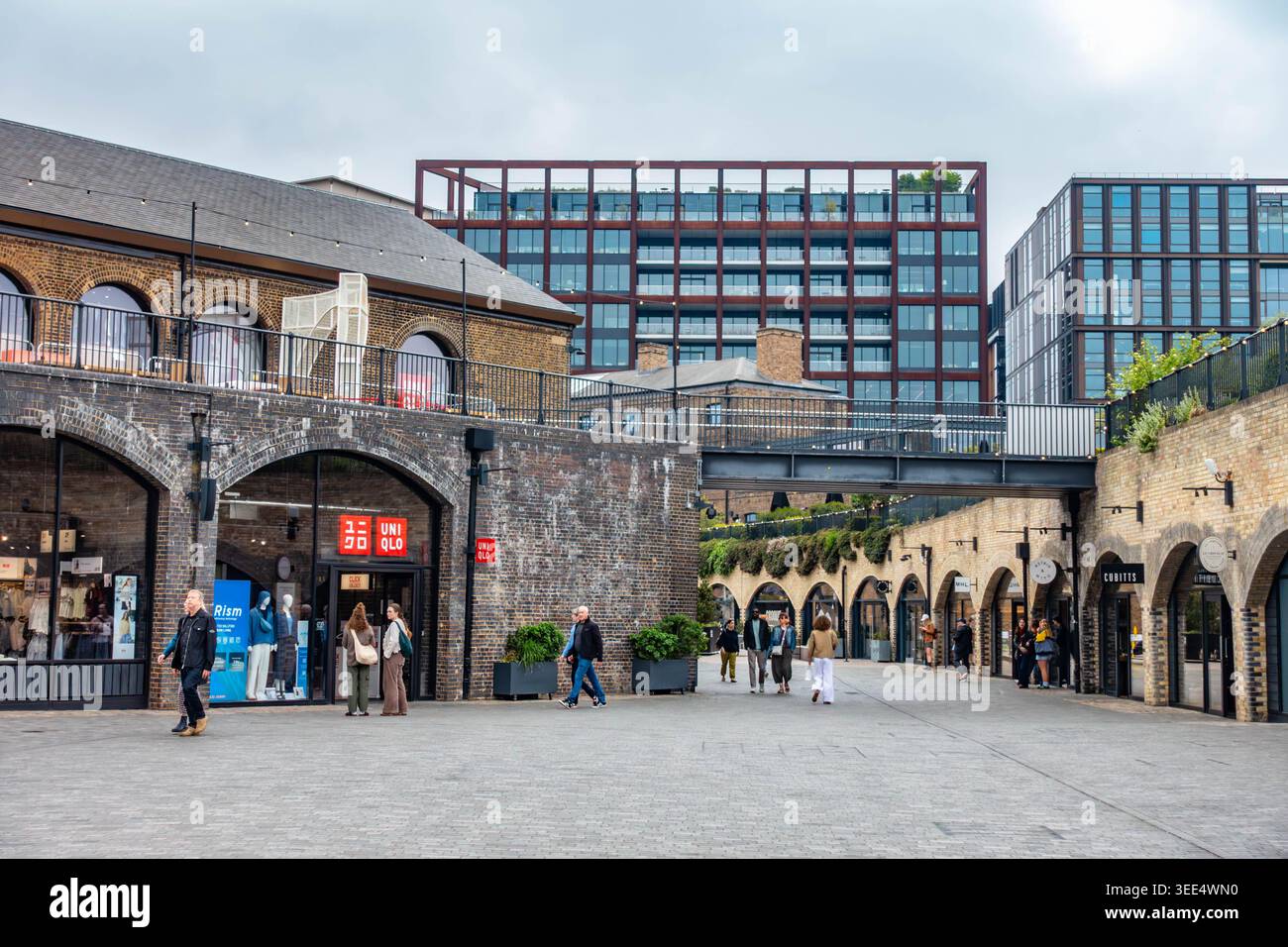 Coal Drops Yard, ein Bereich mit Geschäften und Restaurants im King's Cross-Viertel in London, Großbritannien Stockfoto