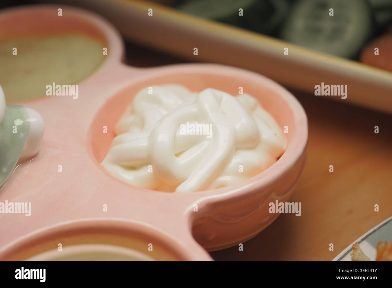 Nahaufnahme Von White Cream Swirl In Rosafarbener Keramikschale Für Hautpflege Und Kosmetische Textur Stockfoto