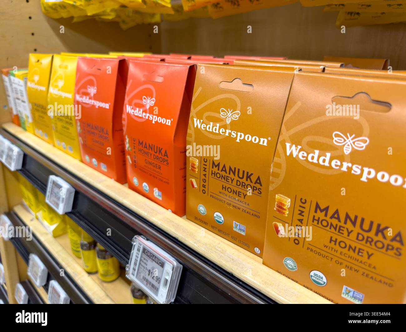 Los Angeles, Kalifornien, USA - 01-01-2025: Eine Ansicht mehrerer Packungen Wedderspoon manuka Honigtropfen im Laden. Stockfoto