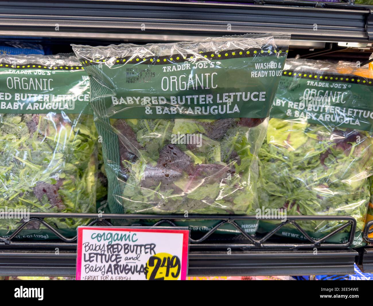 Los Angeles, Kalifornien, Vereinigte Staaten - 01-01-2025: Eine Ansicht mehrerer Pakete von Trader Joes Baby-Buttersalat und Baby-Rucola. Stockfoto