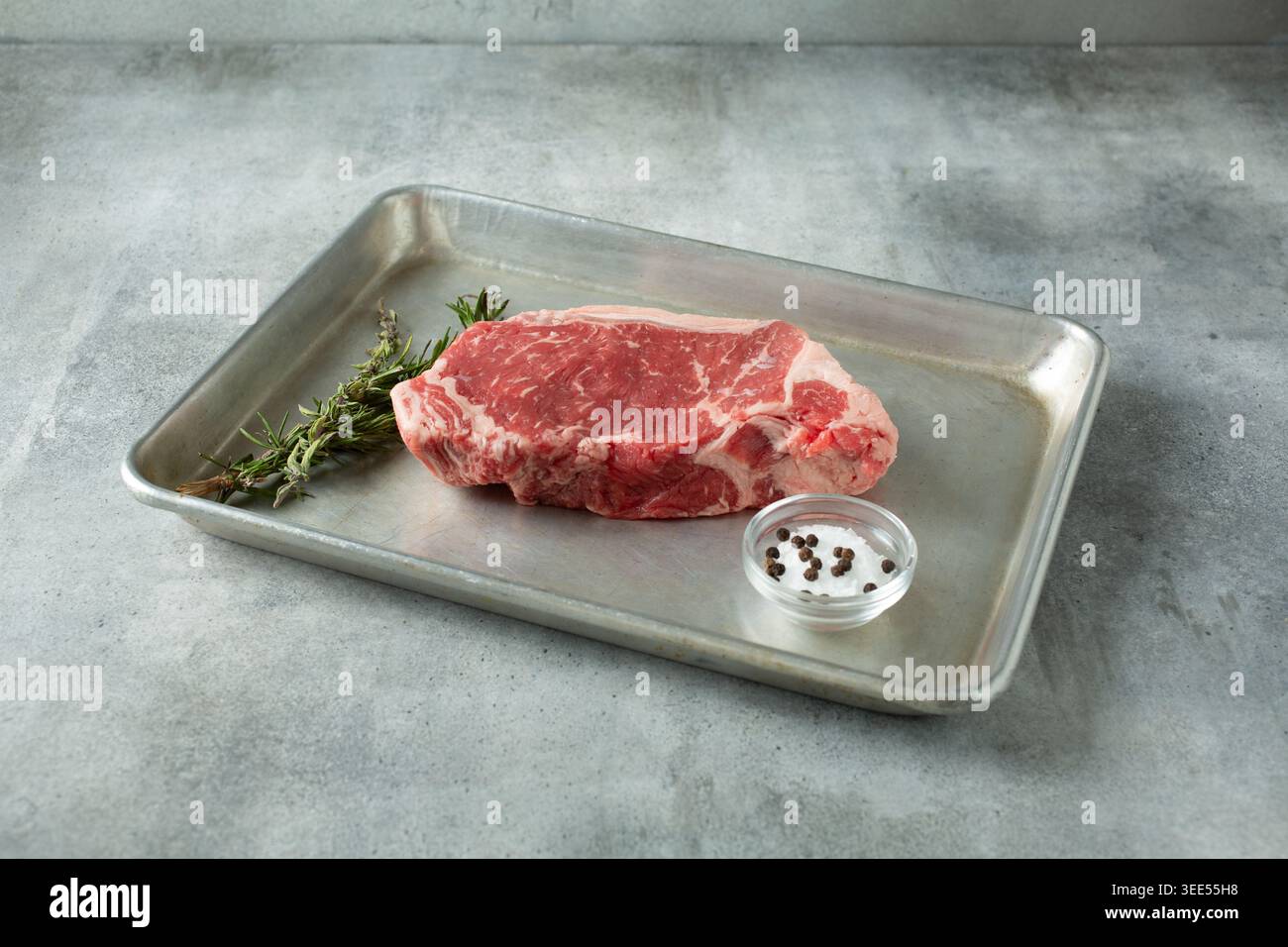 Ein Blick auf ein erlesenes New Yorker Steak auf einem Backpapier. Stockfoto