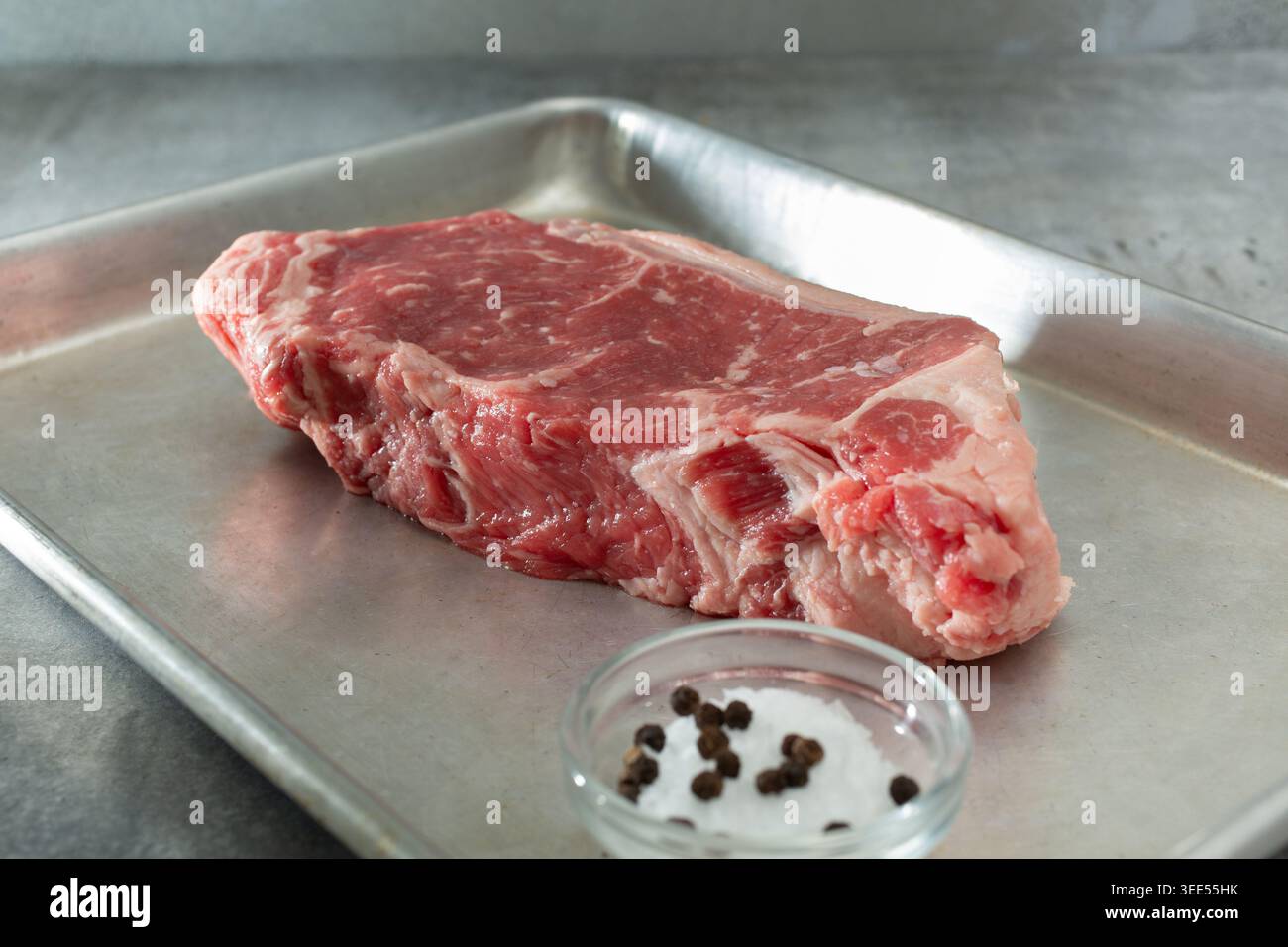 Ein Blick auf ein erlesenes New Yorker Steak auf einem Backpapier. Stockfoto