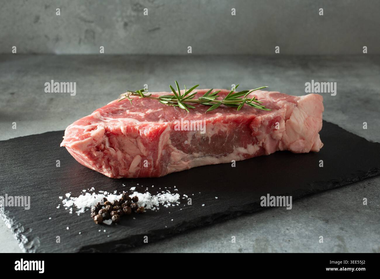 Blick auf ein erlesenes New Yorker Steak auf einem Schieferbrett. Stockfoto