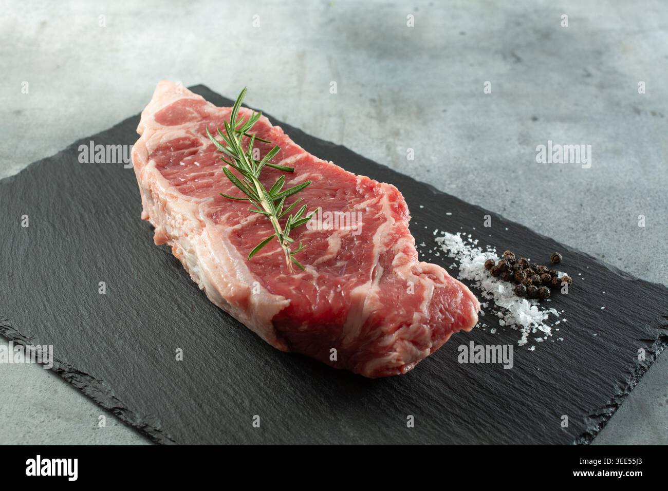 Blick auf ein erlesenes New Yorker Steak auf einem Schieferbrett. Stockfoto