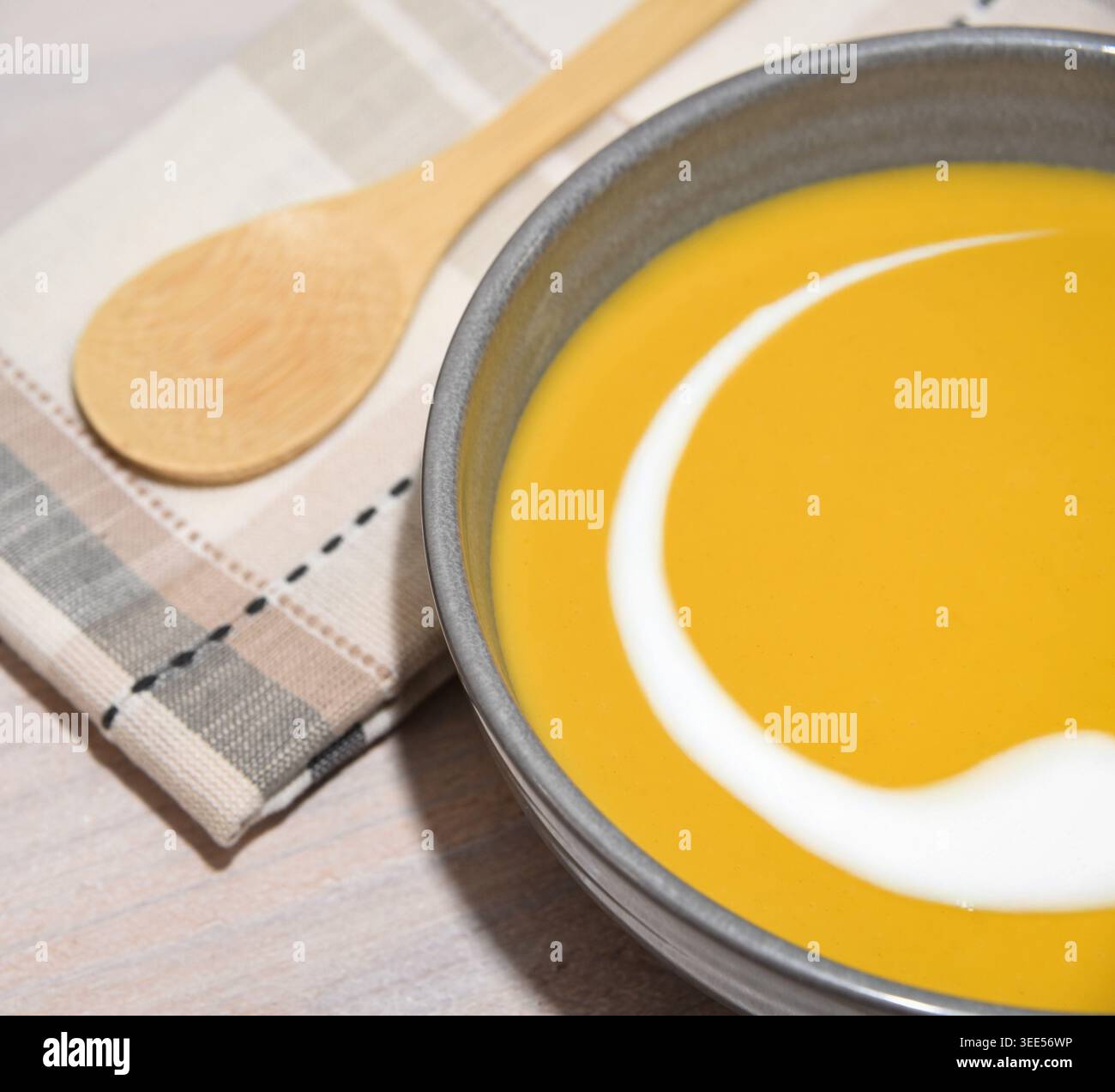 Butternusskürbis-Suppe in einer Suppenschüssel Stockfoto