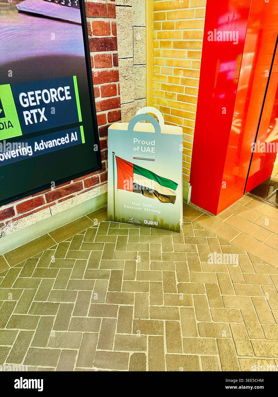 Einkaufstaschenausstellung vor dem Laden stolz auf die Kampagne der VAE Stockfoto