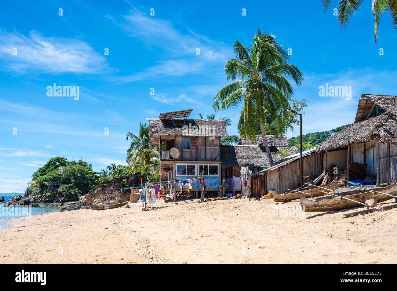 Traditionelles Holzhaus am Strand in Nosy Komba, Madagaskar Stockfoto