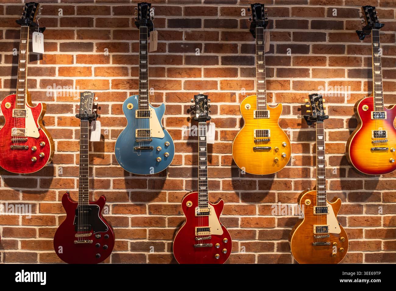 Klassische E-Gitarren in der Garage von Gibson. London, Vereinigtes Königreich, 11. Mai 2024 Stockfoto