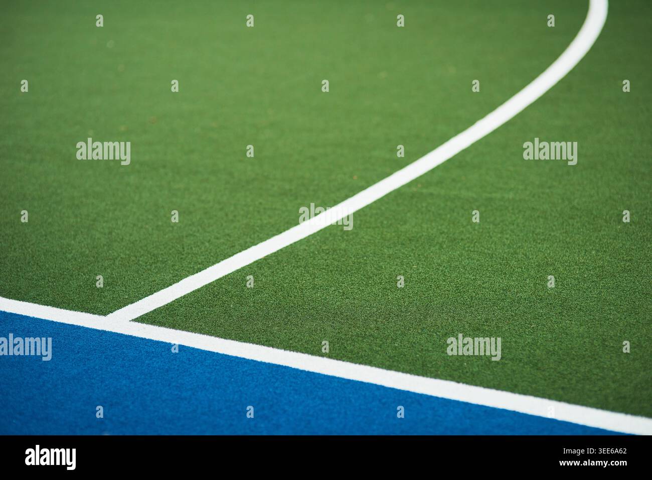 Sport, Linien und Astrorasen für Hockey mit Training, Match oder Turnier Herausforderung im Freien. Nahaufnahme, Muster und künstliches Pitch oder Feld für Stockfoto