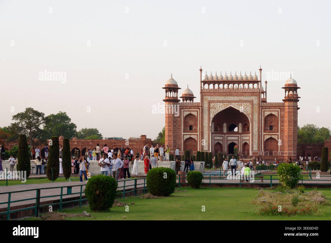 Touristen versammeln sich vor dem roten Sandstein Great Gate alias Darwaza-i rauza Eingang am Taj Mahal Komplex in Agra, Indien Stockfoto