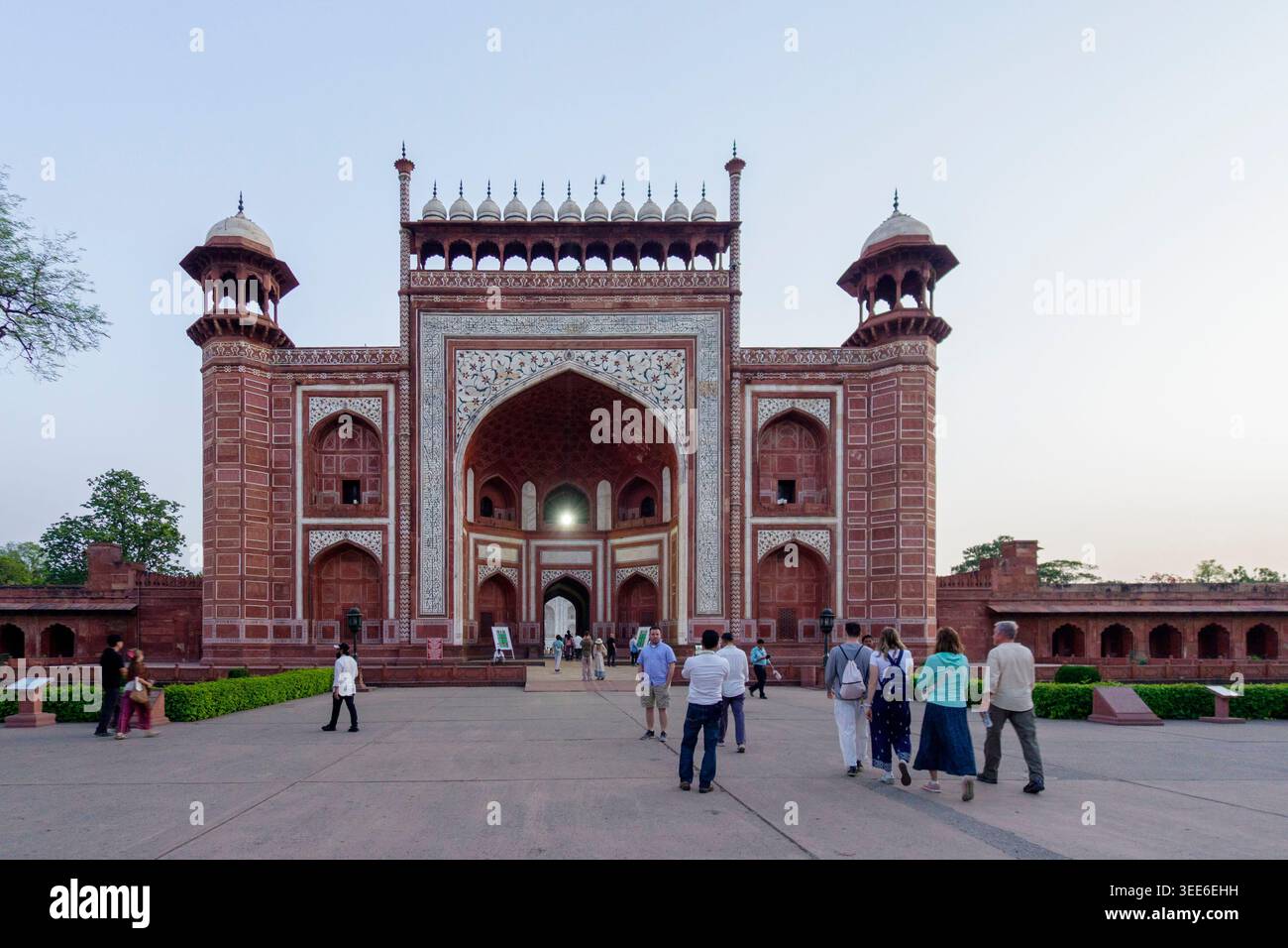 Touristen versammeln sich vor dem roten Sandstein Great Gate alias Darwaza-i rauza Eingang am Taj Mahal Komplex in Agra, Indien Stockfoto