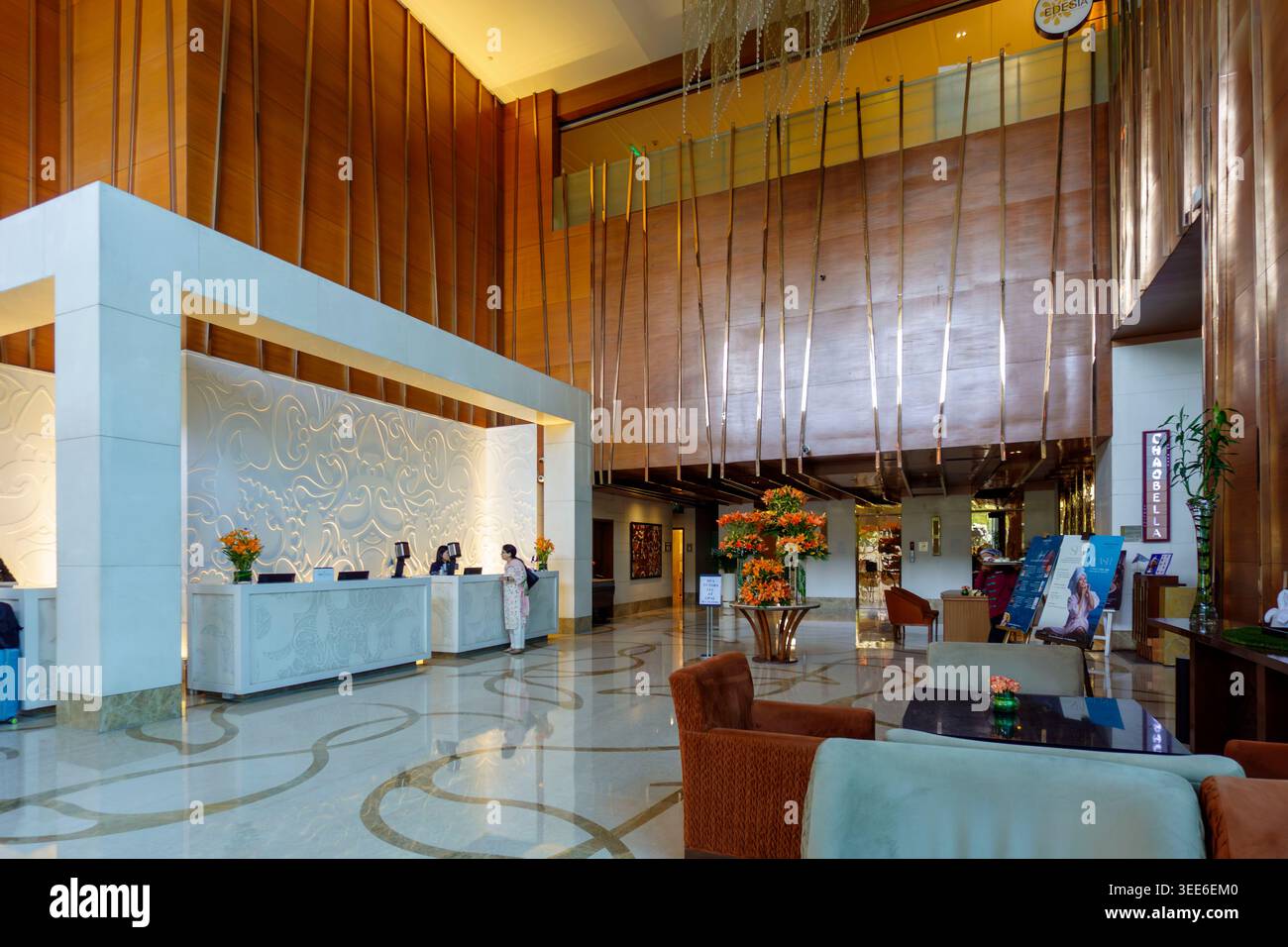 Moderne, luxuriöse Lobby des Crowne Plaza Hotel New Delhi Okhla in Indien Stockfoto