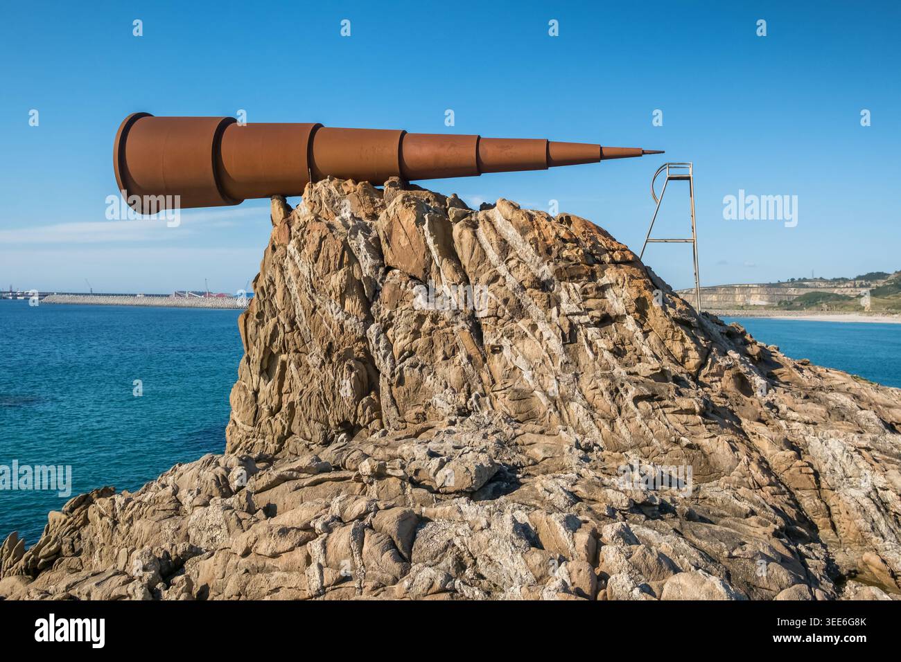 Rusty Telescope Skulptur an der felsigen Küste in Arteixo Stockfoto
