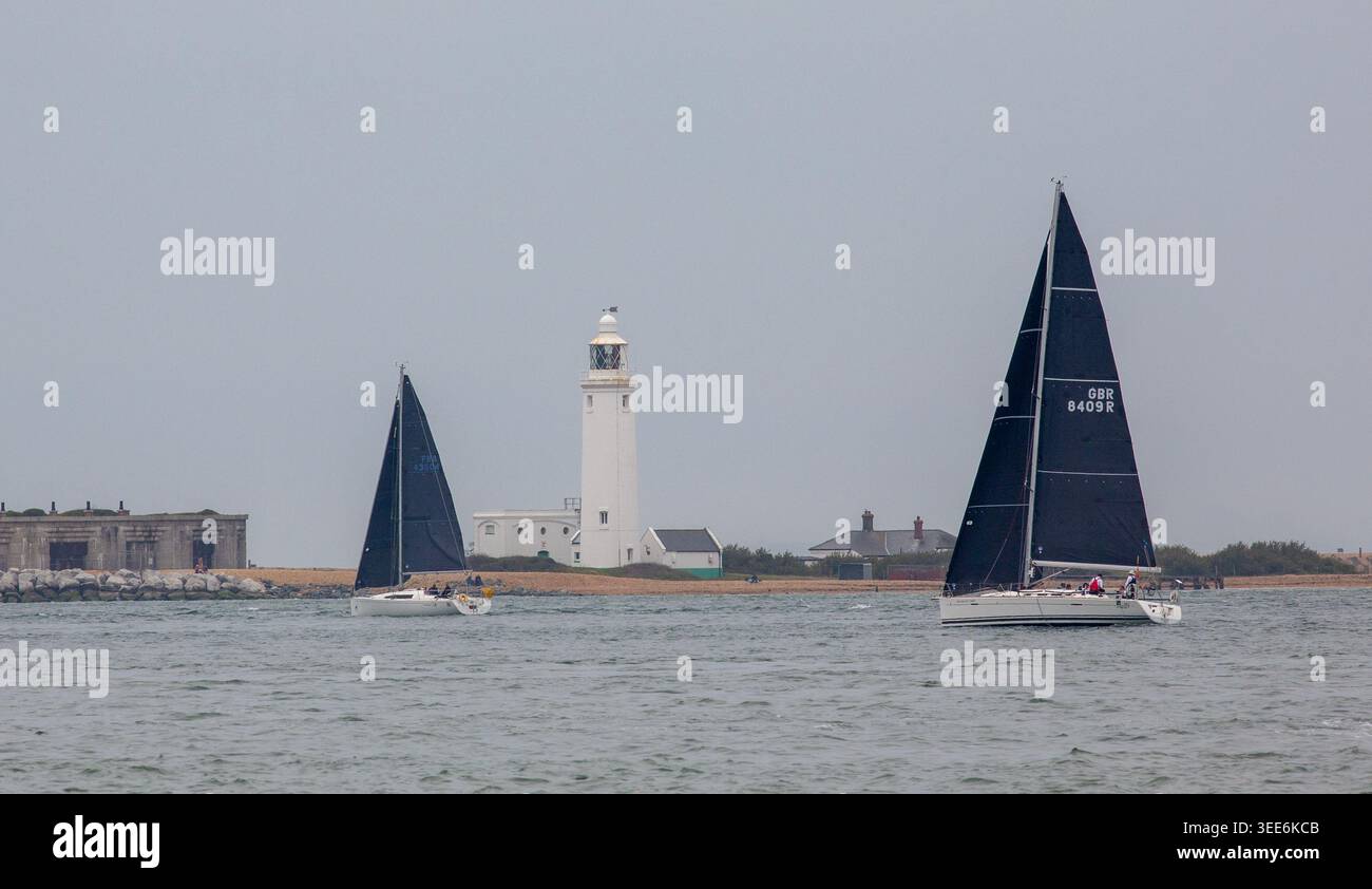 Yarmouth, Isle of Wight, Großbritannien - 2. Mai 2026: Rennyachten nähern sich Hurst Spit und dem Leuchtturm während des Royal Ocean Racing Club (RORC) Cervantes Tro Stockfoto