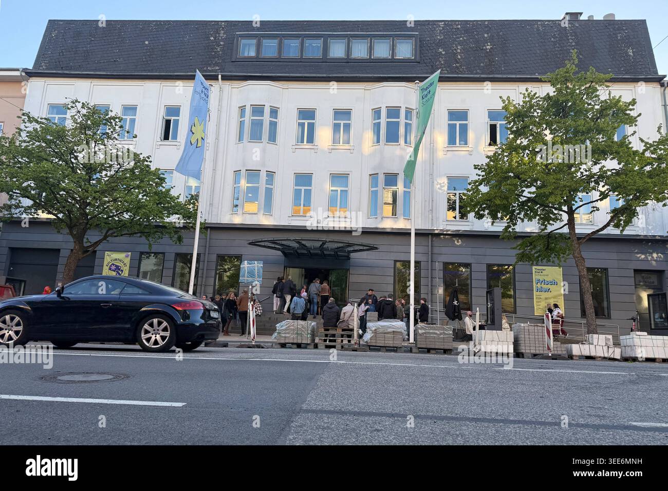 Schauspielhaus Kiel Kiel, Deutschland - 8,5.2026: Besucher betreten das Kieler Schauspielhaus vor einer Vorstellung. Schleswig-Holstein Stockfoto