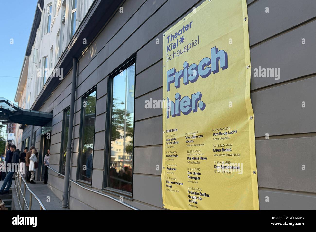 Schauspielhaus Kiel Kiel, Deutschland - 8,5.2026: Besucher betreten das Kieler Schauspielhaus vor einer Vorstellung. Schleswig-Holstein Stockfoto