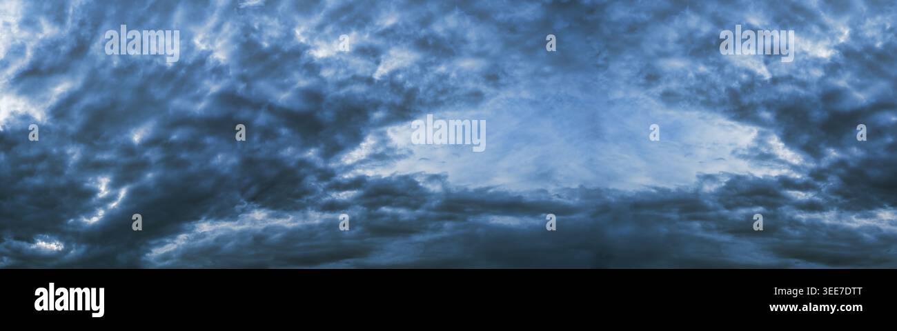 Dunkler bewölkter Himmel mit Bruch in den Wolken. Dunkelblau düstere Himmelswolken. Natur dramatische Skyscape breiter Panoramahintergrund Stockfoto