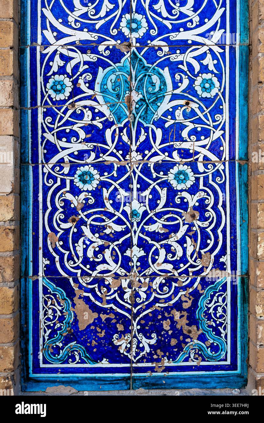 Verzierte blau-weiße Keramikfliesen mit blumigem Arabesken-Muster an der Wand des Islam Choja Madrasah in Chiwa, Usbekistan. Fliesenstruktur, Muster, bac Stockfoto